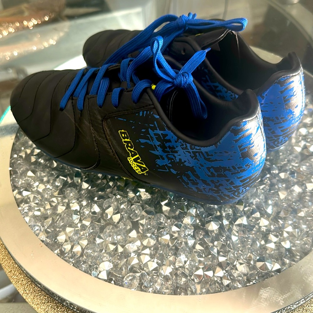 Bravdo soccer sneakers